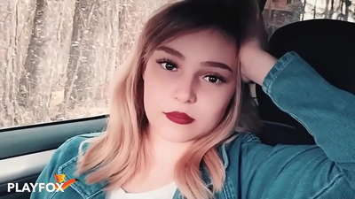 Nena sexy chupa alegremente la tarjeta de descuento