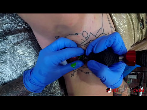 ❤️ Extremadamente tatuado hottie Sully Savage consiguió un tatuaje en su clítoris ❤️ Follar en es.porn-mz-com.ru ❌️